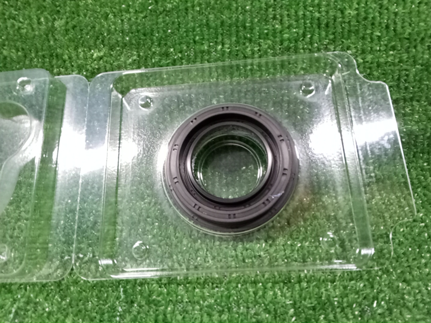Сальник TOYOTA LAND CRUISER FJA300W F33A-FTV 90311-47040 3 ракурс Сальник TOYOTA LAND CRUISER FJA300W F33A-FTV 90311-47040 3 ракурс