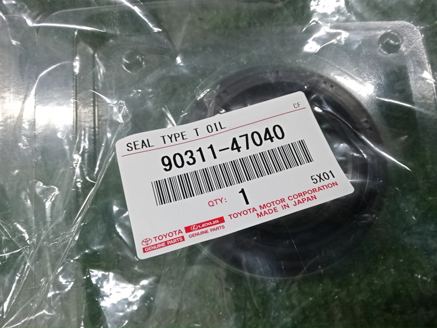 Сальник TOYOTA LAND CRUISER FJA300W F33A-FTV 90311-47040 4 ракурс