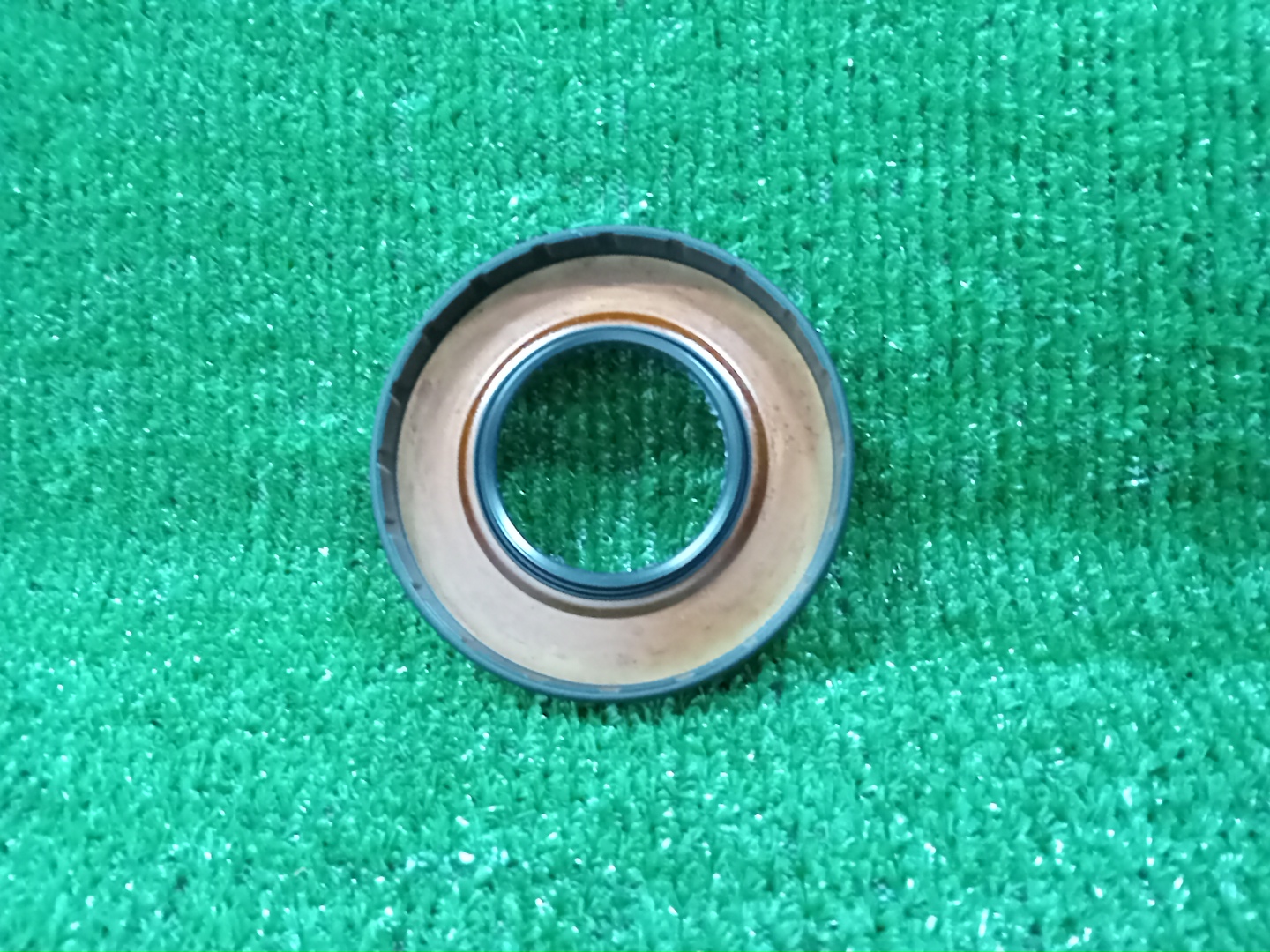 Сальник TOYOTA LAND CRUISER FJA300W F33A-FTV 90311-46012 2 ракурс Сальник TOYOTA LAND CRUISER FJA300W F33A-FTV 90311-46012 2 ракурс
