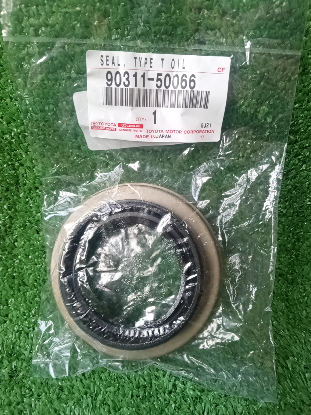 Сальник TOYOTA LAND CRUISER FJA300W F33A-FTV 90311-50066 3 ракурс