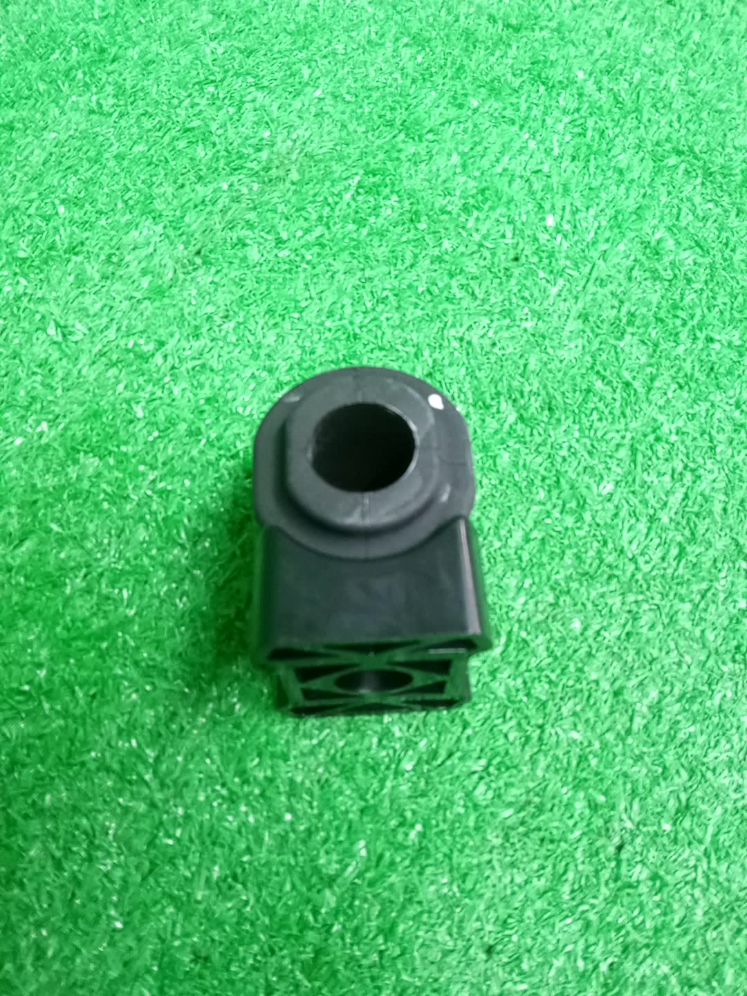 Втулка стабилизатора передняя TOYOTA CAMRY AXVH70 48815-33150 1 ракурс