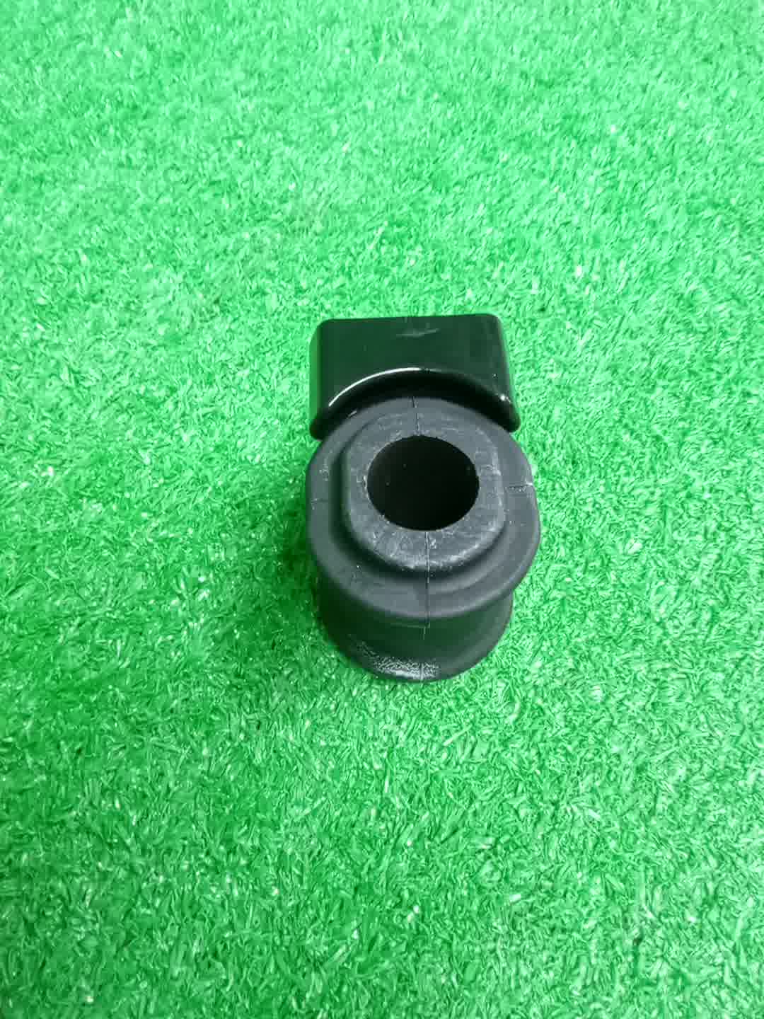Втулка стабилизатора передняя TOYOTA CAMRY AXVH70 48815-33150 2 ракурс