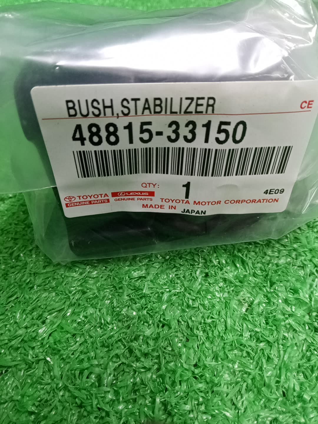 Втулка стабилизатора передняя TOYOTA CAMRY AXVH70 48815-33150 3 ракурс