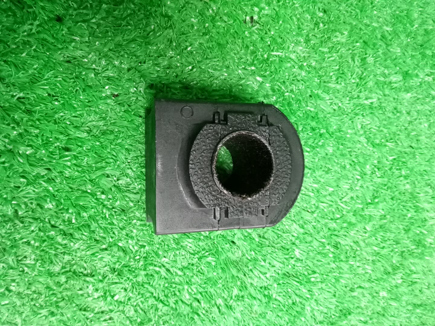 Втулка стабилизатора задняя TOYOTA CAMRY AXVH70 48818-33130 2 ракурс