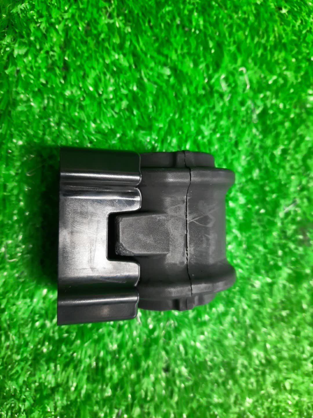 Втулка стабилизатора передняя TOYOTA CAMRY AXVH70 48815-33160 2 ракурс