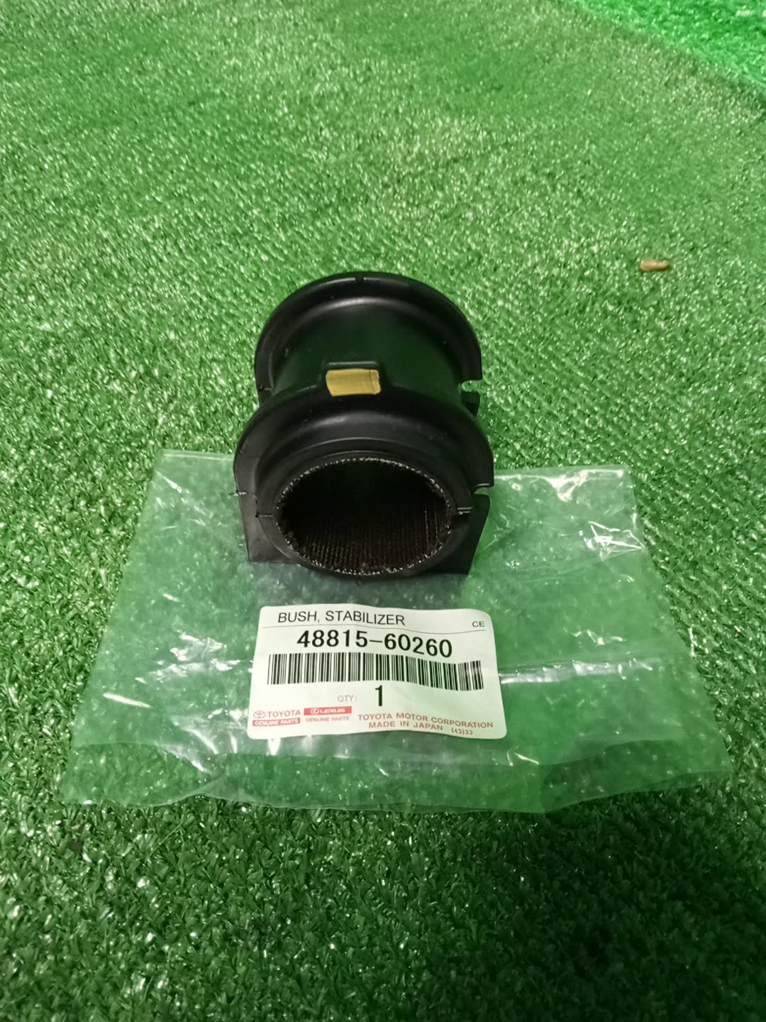 Втулка стабилизатора передняя TOYOTA LAND CRUISER URJ202 48815-60260 1 ракурс