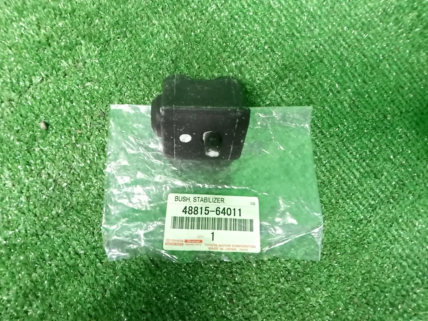 Втулка стабилизатора правая передняя TOYOTA PRIUS ALPHA ZVW41W 48815-64011 1 ракурс