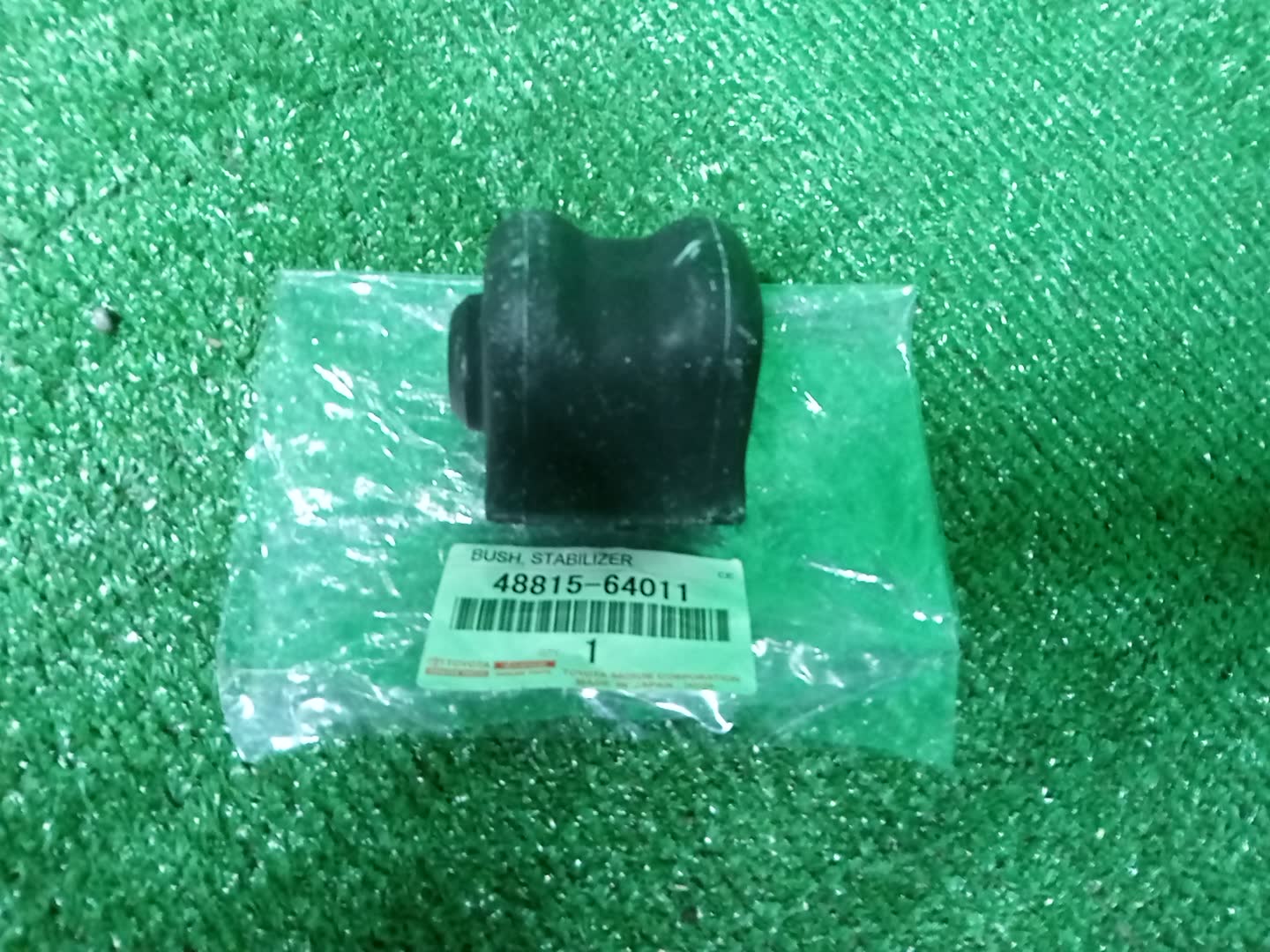 Втулка стабилизатора правая передняя TOYOTA PRIUS ALPHA ZVW41W 48815-64011 2 ракурс
