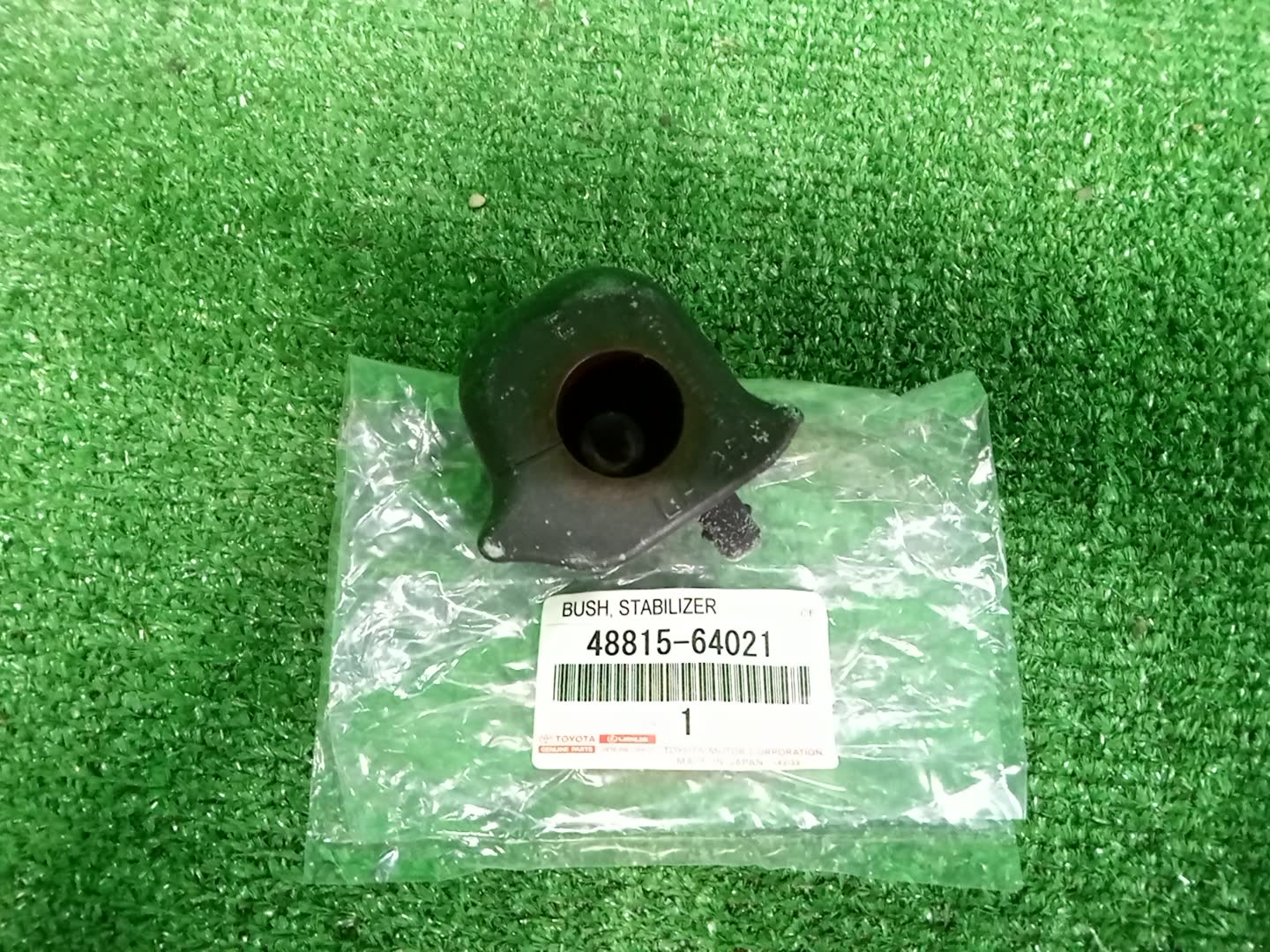 Втулка стабилизатора левая передняя TOYOTA PRIUS ALPHA ZVW41W 48815-64021 1 ракурс