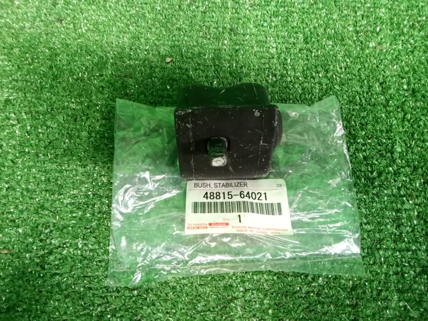 Втулка стабилизатора левая передняя TOYOTA PRIUS ALPHA ZVW41W 48815-64021 2 ракурс