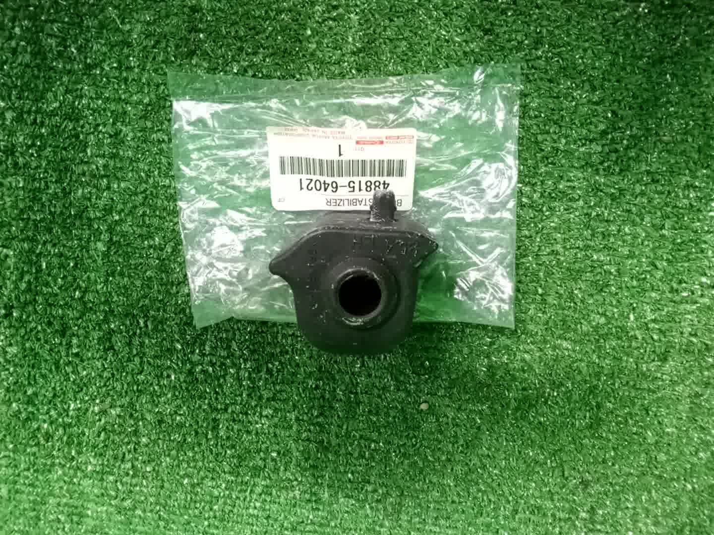 Втулка стабилизатора левая передняя TOYOTA PRIUS ALPHA ZVW41W 48815-64021 3 ракурс