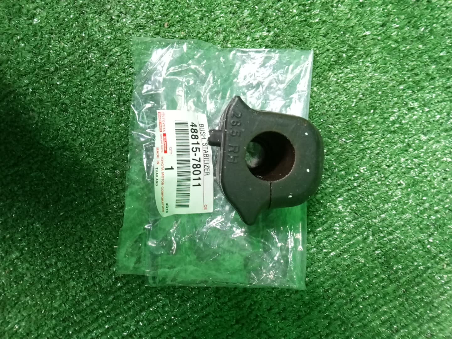 Втулка стабилизатора правая передняя LEXUS NX300H AYZ15 48815-78011 3 ракурс