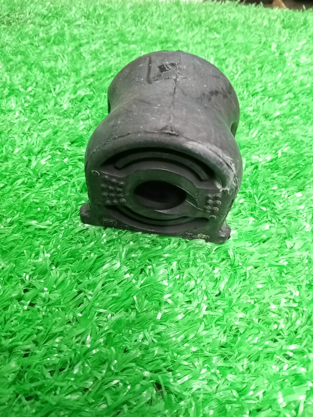 Втулка стабилизатора передняя HONDA JADE FR4 51306-T4P-J01 1 ракурс