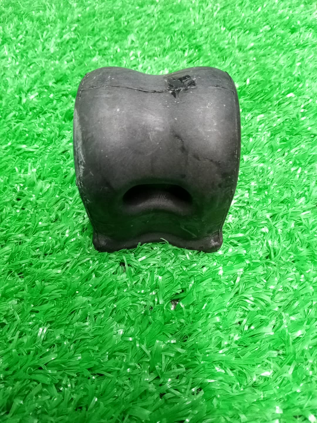 Втулка стабилизатора передняя HONDA JADE FR4 51306-T4P-J01 2 ракурс