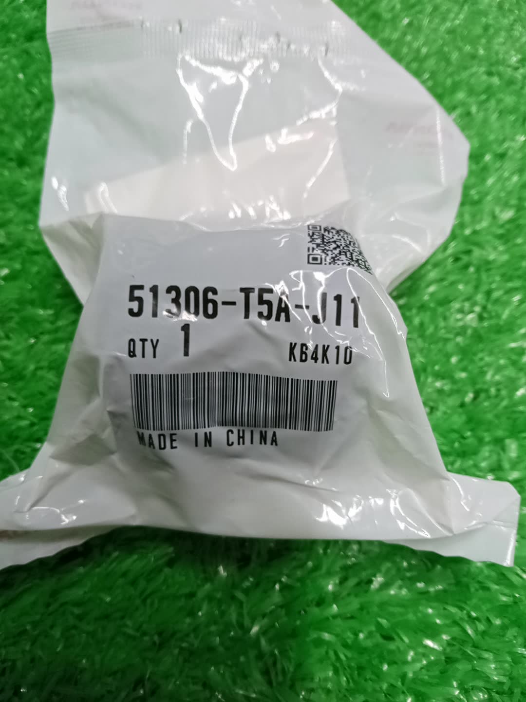 Втулка стабилизатора правая передняя HONDA FIT GK3 51306-T5A-J11 1 ракурс