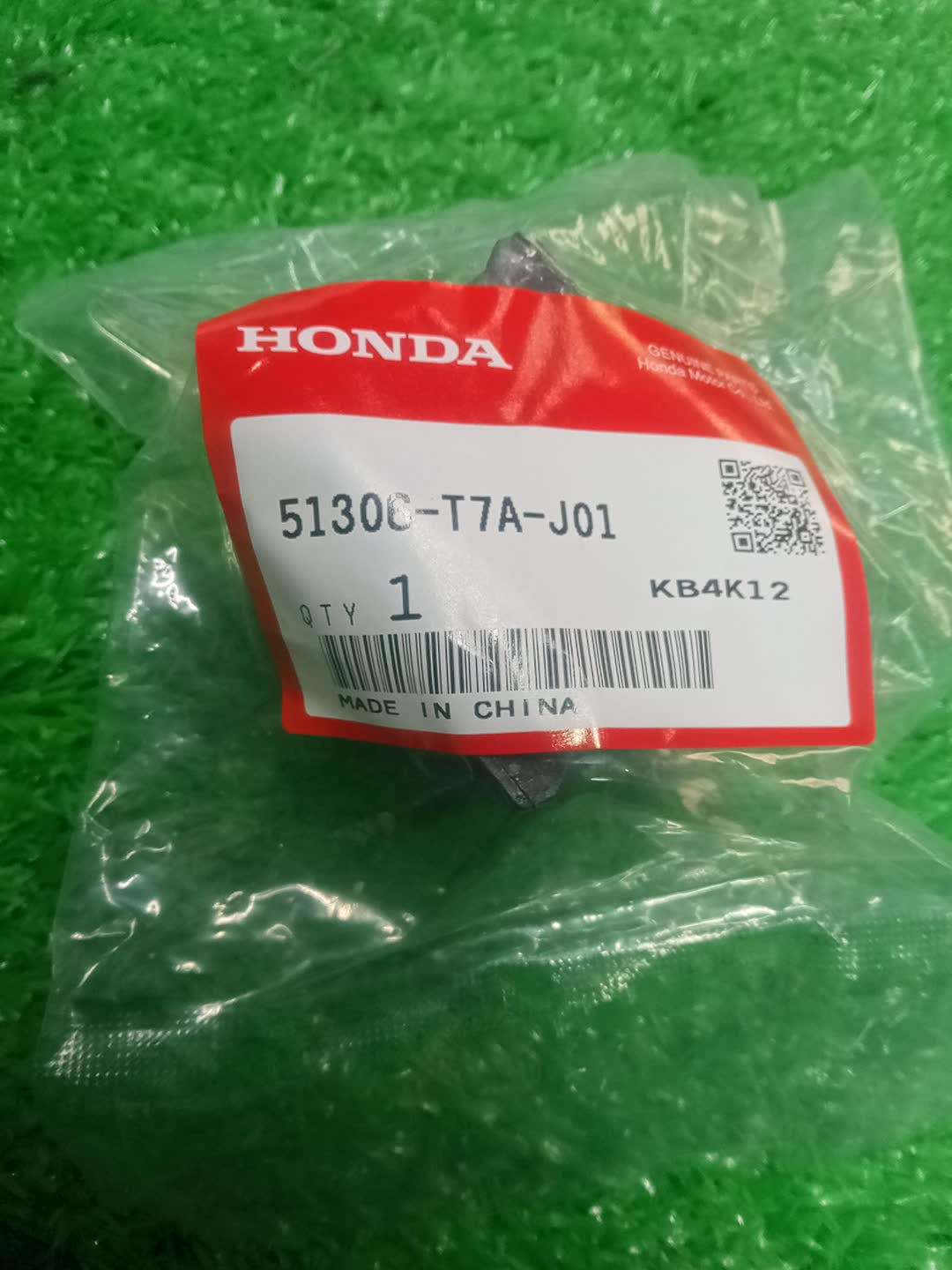 Втулка стабилизатора правая передняя HONDA VEZEL RU3 51306-T7A-J01 2 ракурс
