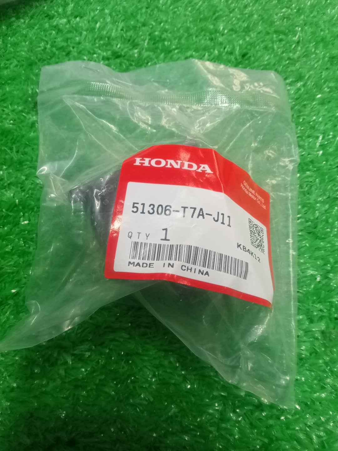 Втулка стабилизатора правая передняя HONDA VEZEL RU3 51306-T7A-J11 2 ракурс