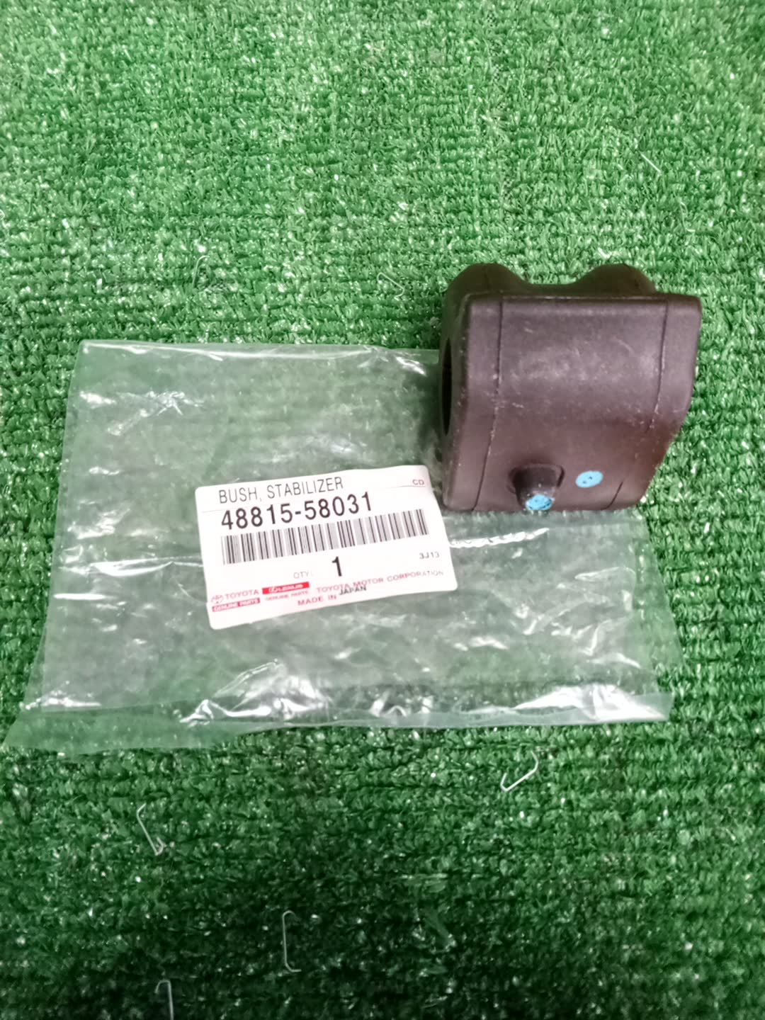 Втулка стабилизатора правая передняя TOYOTA ALPHARD AYH30W 48815-58031 2 ракурс