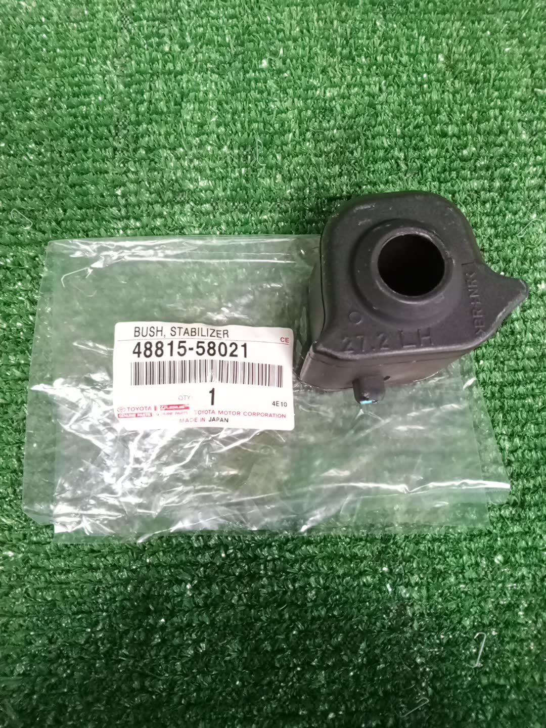 Втулка стабилизатора левая передняя TOYOTA ALPHARD AYH30W 48815-58021 1 ракурс