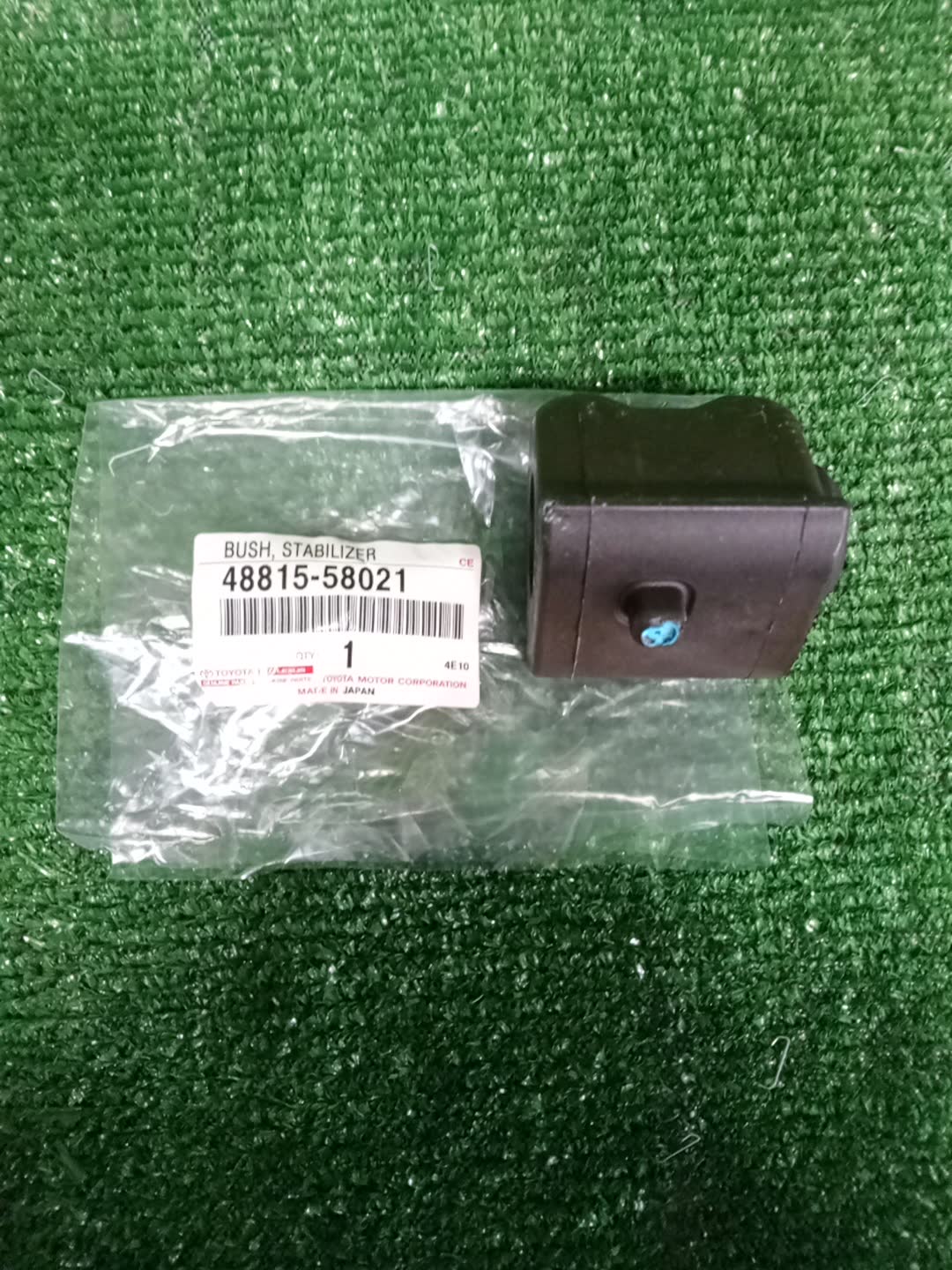 Втулка стабилизатора левая передняя TOYOTA ALPHARD AYH30W 48815-58021 2 ракурс