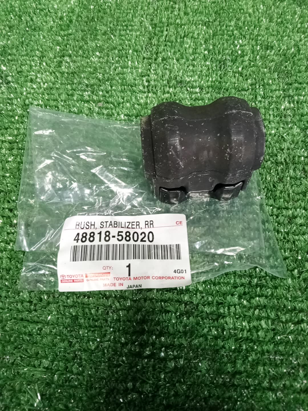 Втулка стабилизатора задняя TOYOTA ALPHARD AYH30W 48818-58020 2 ракурс