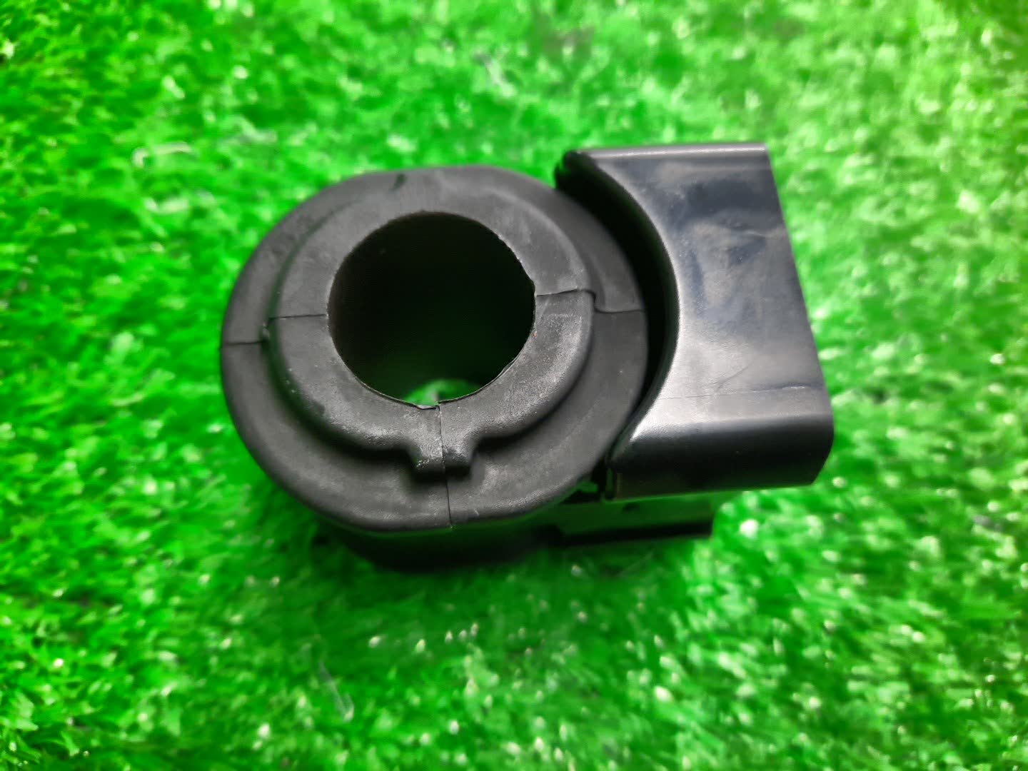 Втулка стабилизатора передняя TOYOTA CAMRY AXVH70 48815-33160 1 ракурс