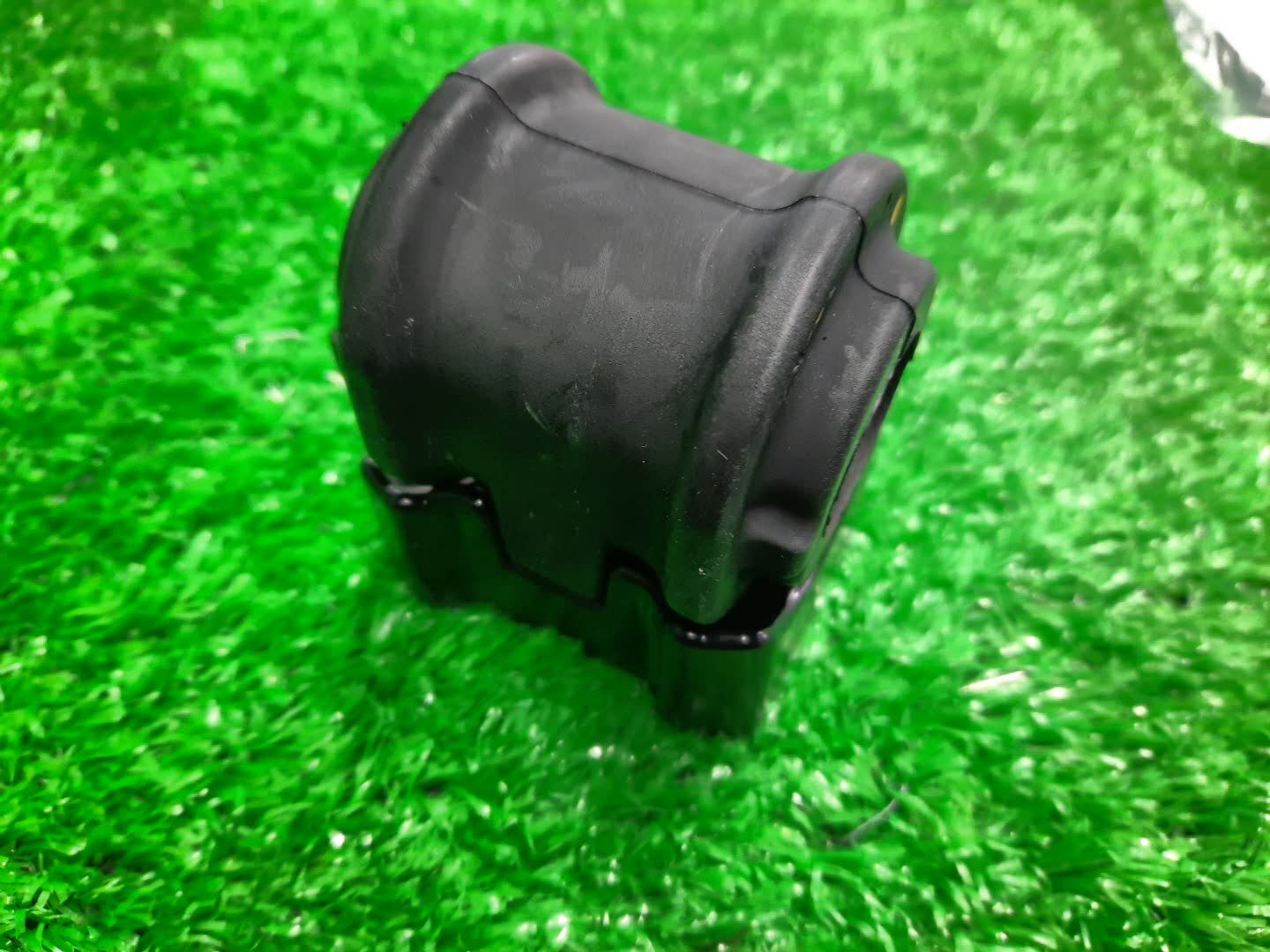 Втулка стабилизатора передняя TOYOTA CAMRY AXVH70 48815-33160 3 ракурс