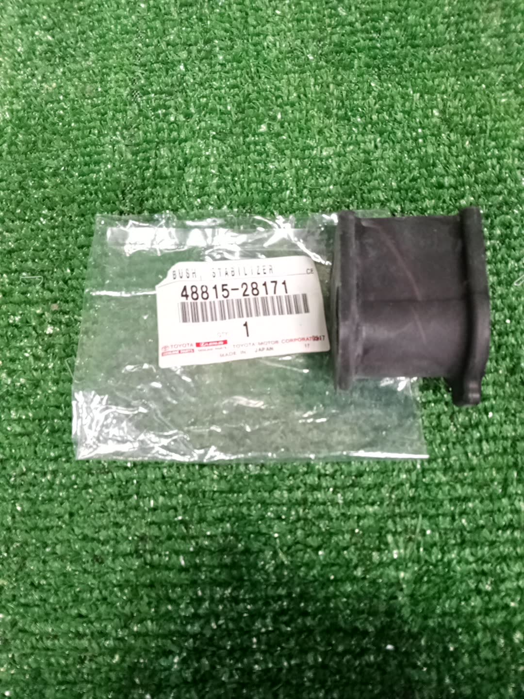 Втулка стабилизатора передняя TOYOTA NOAH ZRR85G 48815-28171 2 ракурс