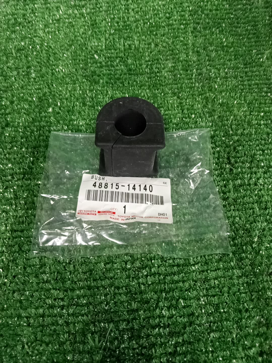 Втулка стабилизатора передняя TOYOTA HILUX SURF RZN215W 48815-14140 1 ракурс