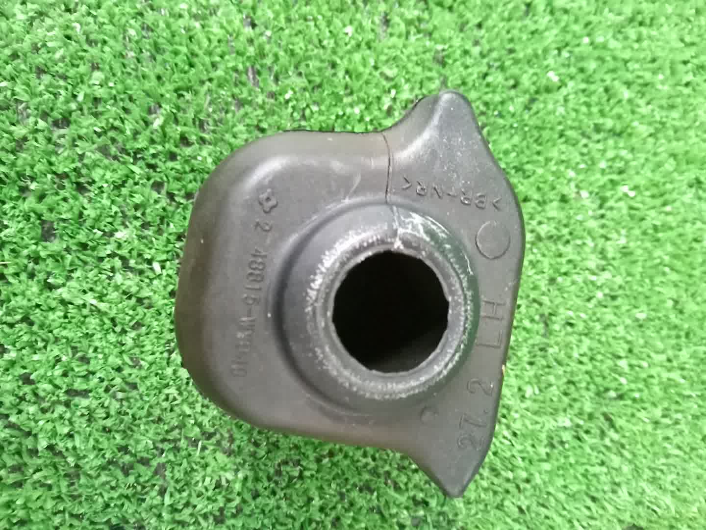 Втулка стабилизатора передняя TOYOTA HARRIER ZSU60W 48815-WY040 3 ракурс