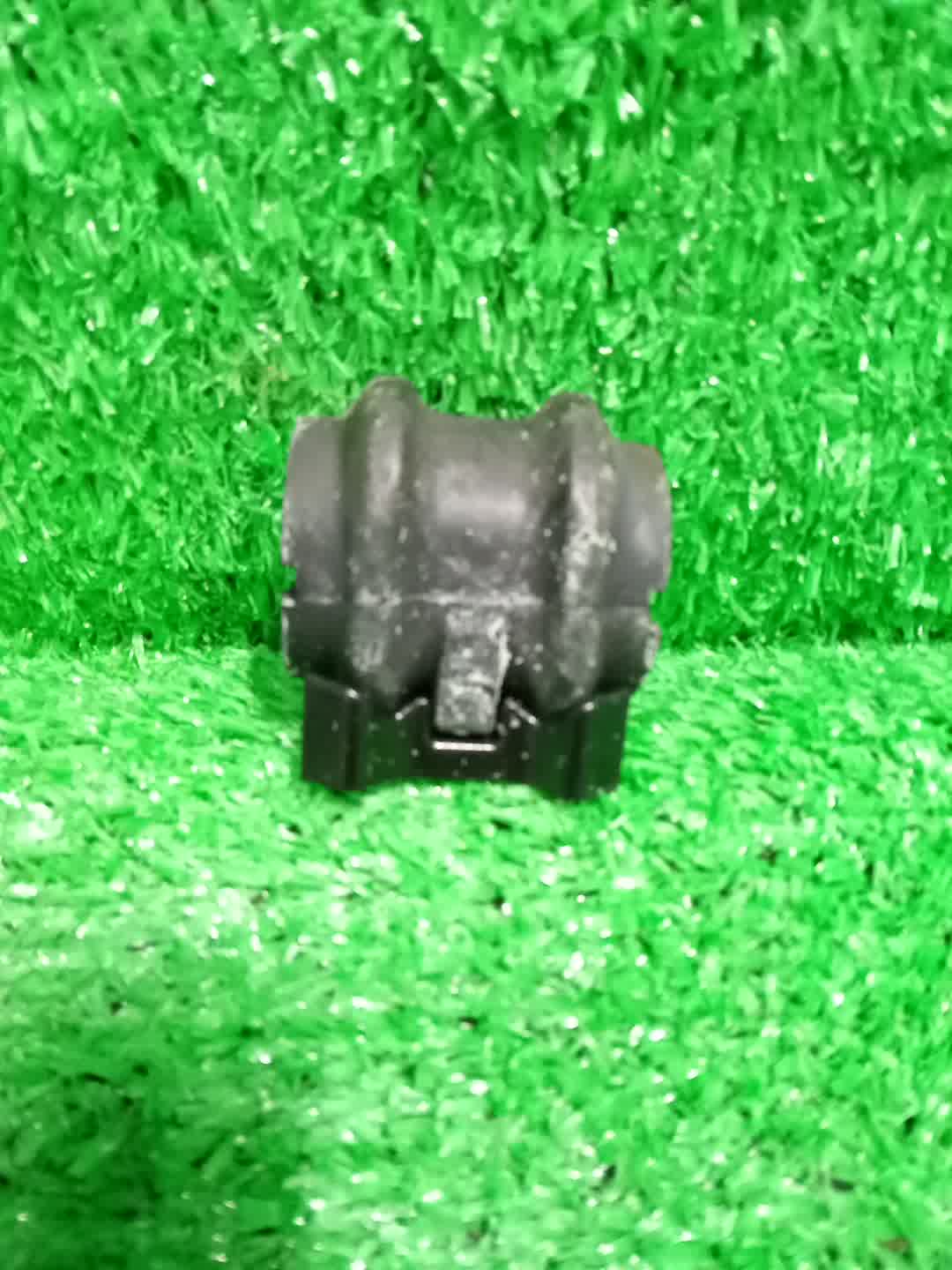 Втулка стабилизатора передняя TOYOTA COROLLA ZWE211 48815-12430 1 ракурс