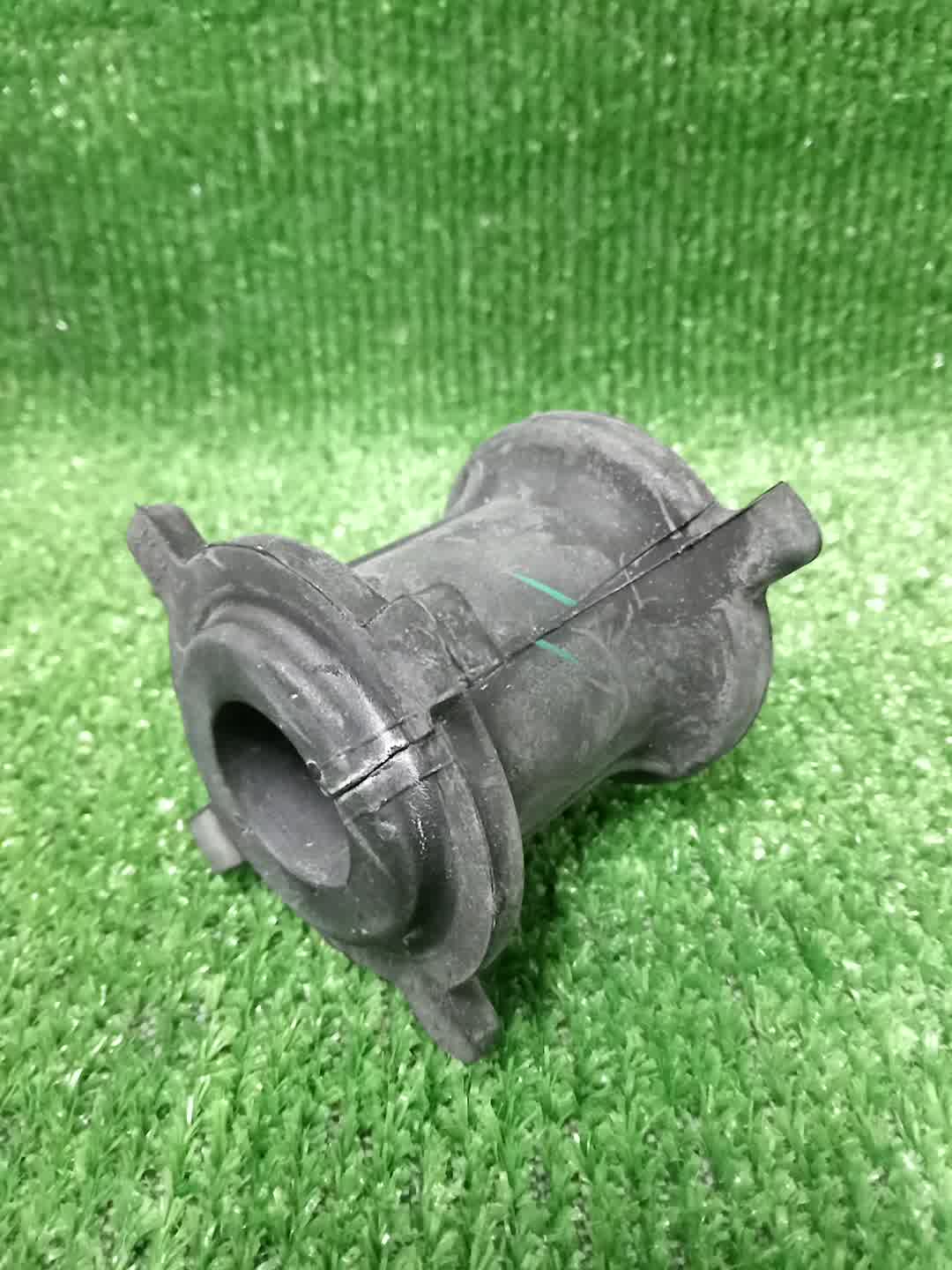 Втулка стабилизатора TOYOTA LAND CRUISER VDJ200 1VD-FTV 48815-60221 1 ракурс