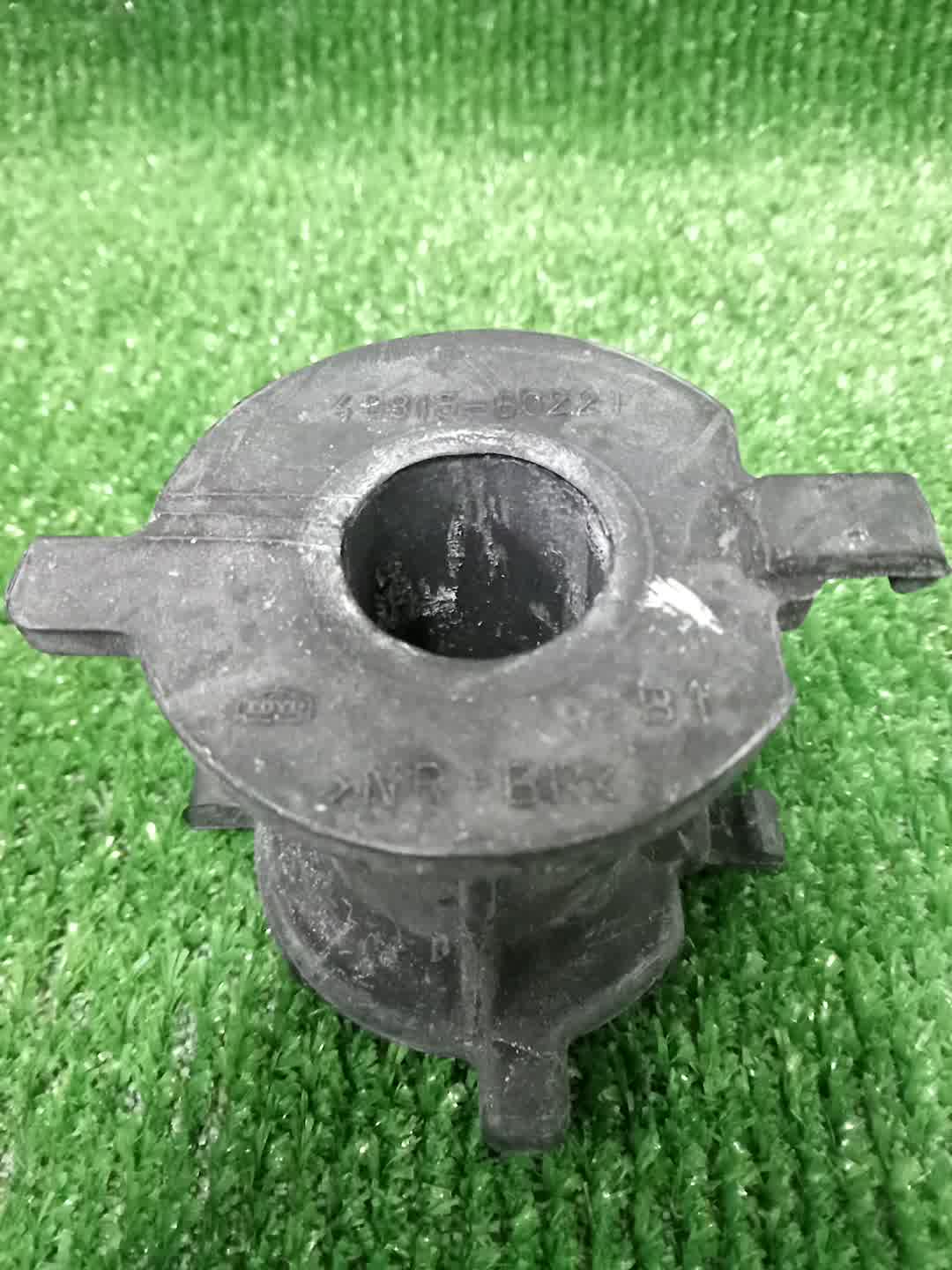 Втулка стабилизатора TOYOTA LAND CRUISER VDJ200 1VD-FTV 48815-60221 2 ракурс