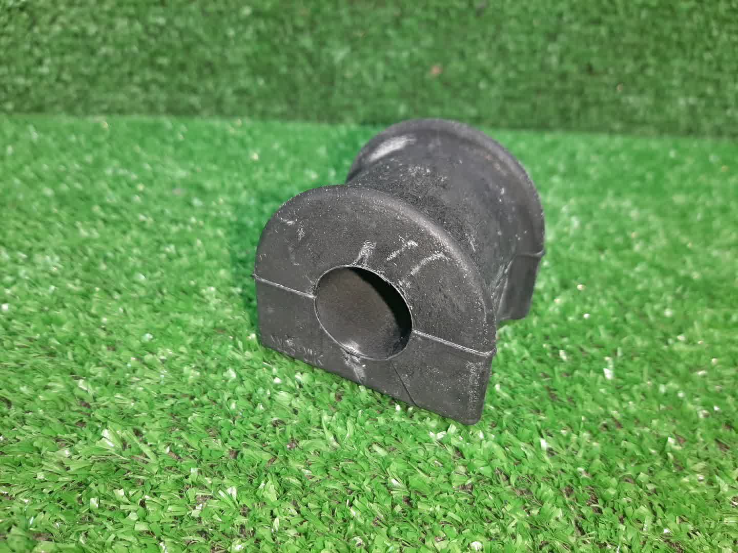 Втулка стабилизатора задняя TOYOTA LAND CRUISER HZJ76 48815-60210 1 ракурс