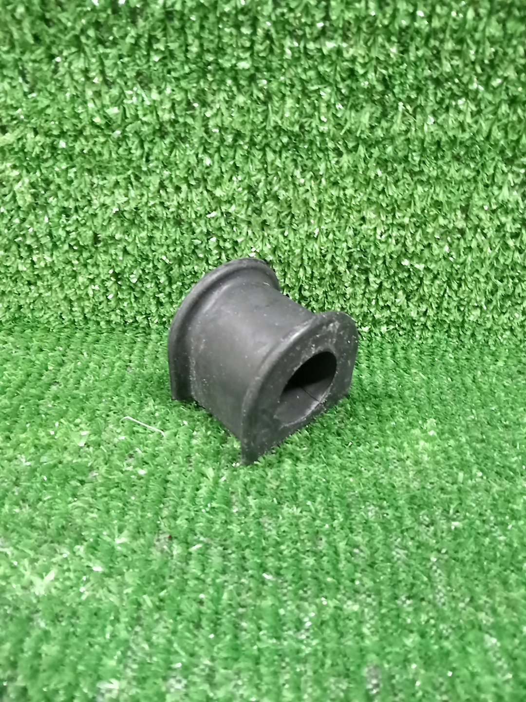 Втулка стабилизатора передняя TOYOTA LAND CRUISER HDJ81 48815-60040 2 ракурс