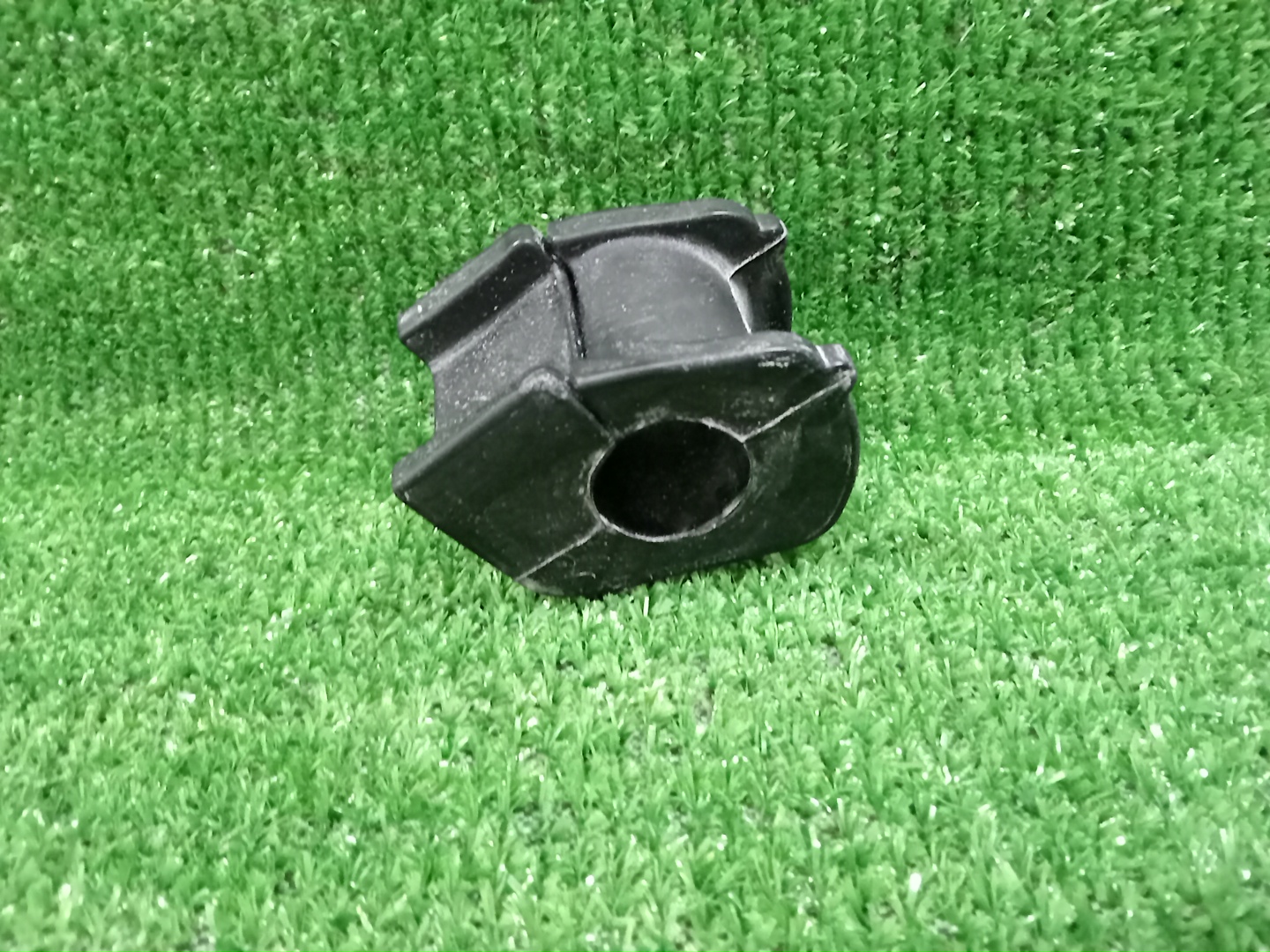 Втулка стабилизатора передняя TOYOTA AQUA NHP10 1NZ-FXE 48815-52090 1 ракурс