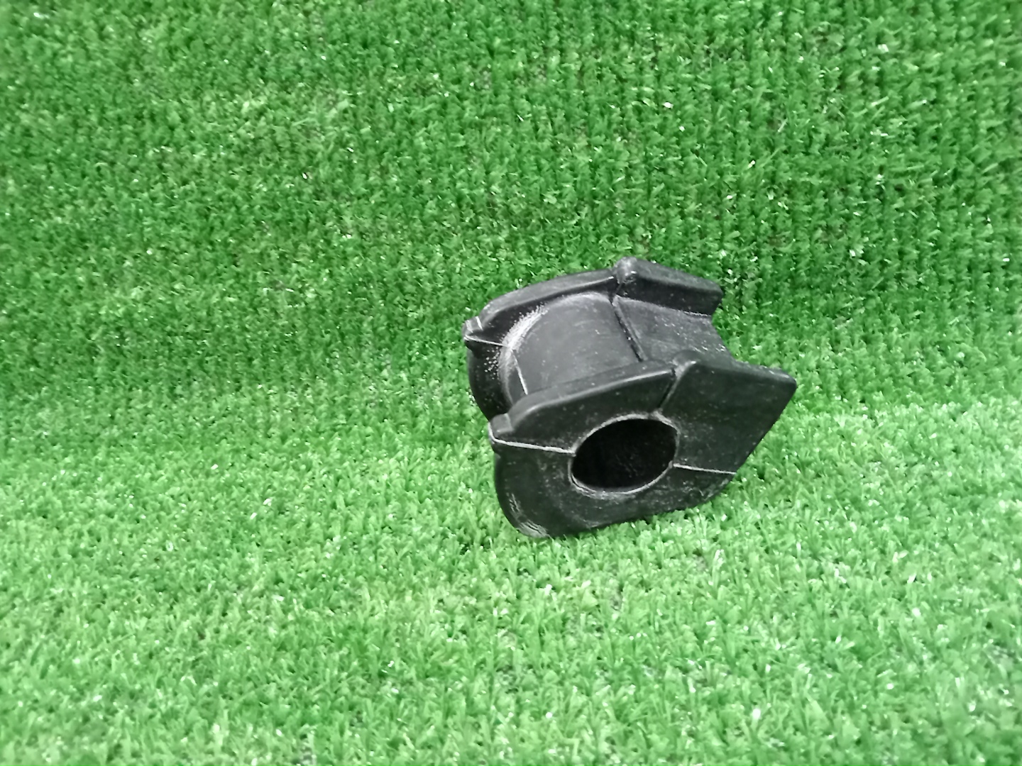 Втулка стабилизатора передняя TOYOTA AQUA NHP10 1NZ-FXE 48815-52090 2 ракурс