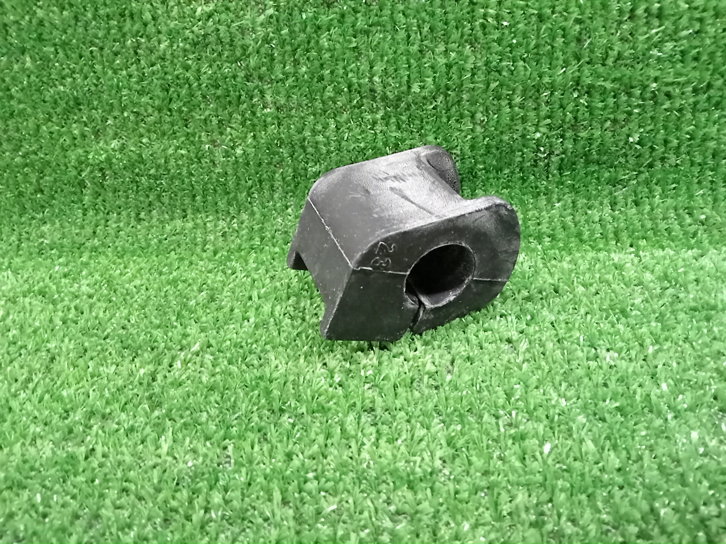 Втулка стабилизатора передняя TOYOTA COROLLA FIELDER NZE164G 48815-52080 1 ракурс
