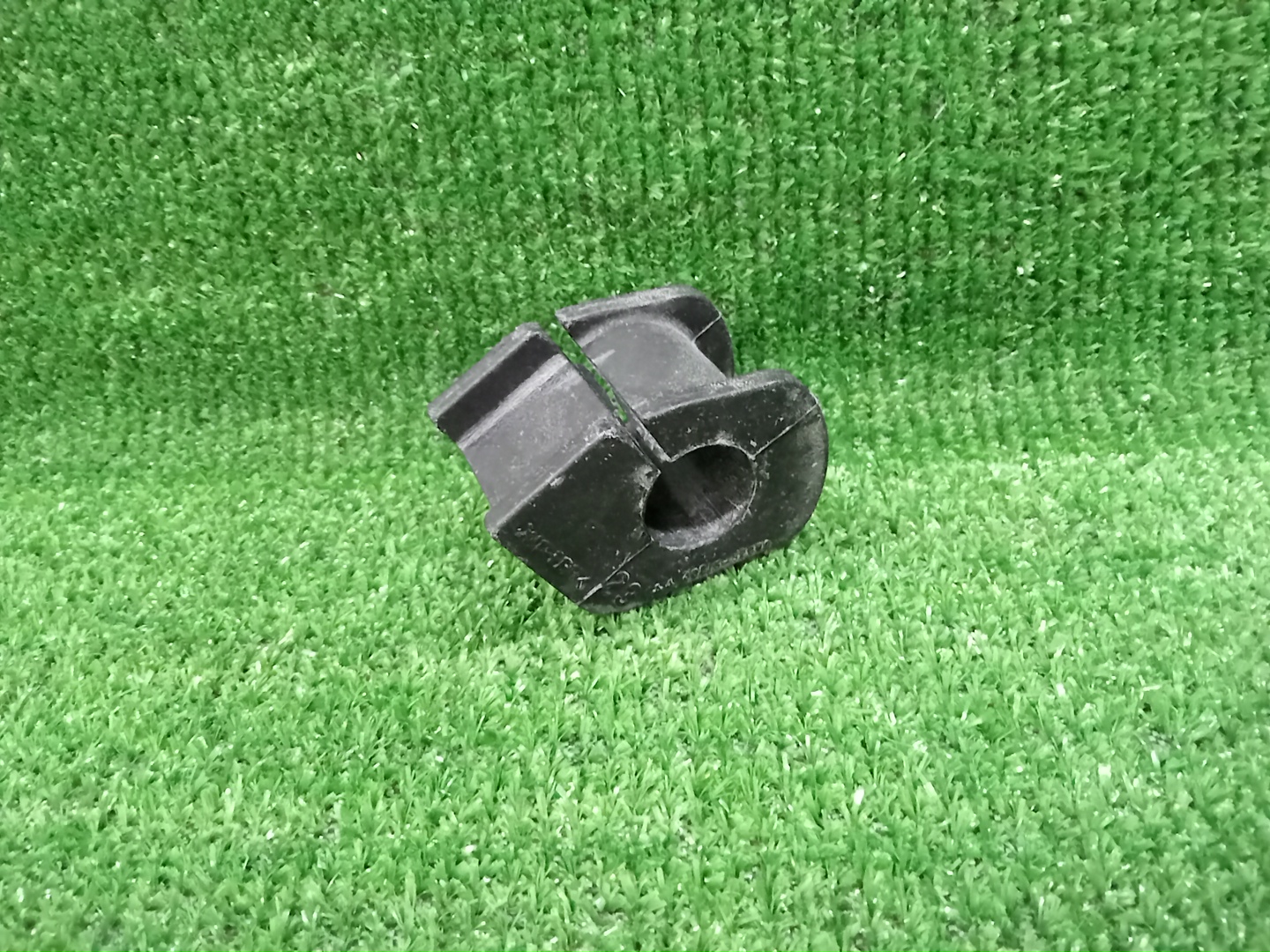 Втулка стабилизатора передняя TOYOTA COROLLA FIELDER NZE164G 48815-52080 2 ракурс