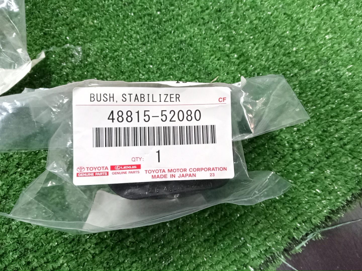 Втулка стабилизатора передняя TOYOTA COROLLA FIELDER NZE164G 48815-52080 3 ракурс