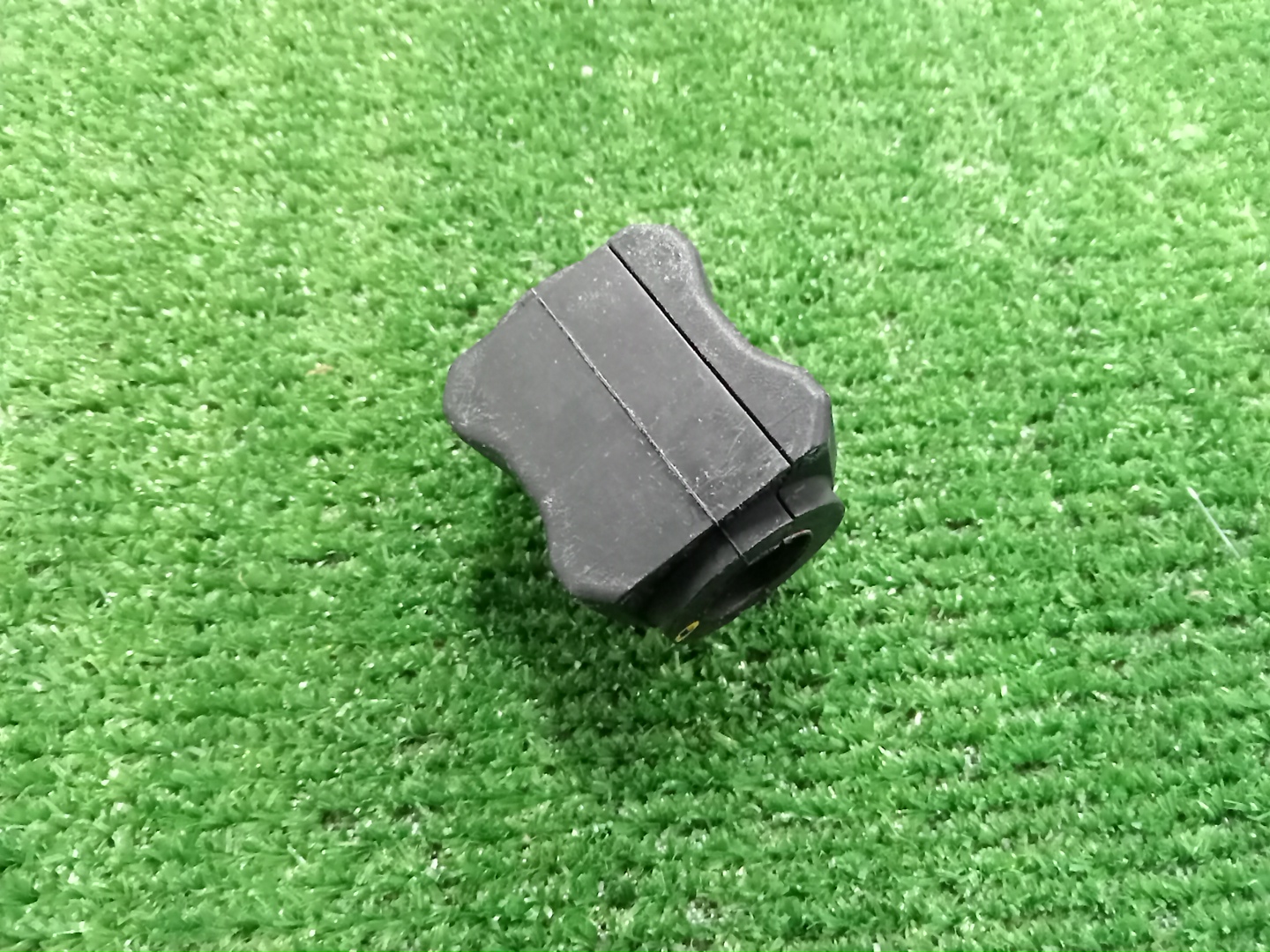 Втулка стабилизатора передняя TOYOTA HARRIER AVU65W 48818-48100 2 ракурс