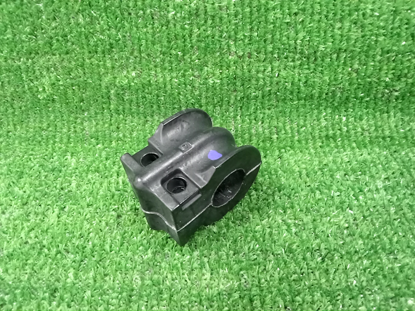 Втулка стабилизатора передняя NISSAN ELGRAND TNE52 54613-1AA0E 1 ракурс
