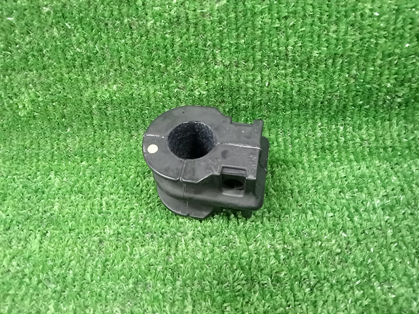 Втулка стабилизатора передняя NISSAN ELGRAND TNE52 54613-1AA0E 2 ракурс