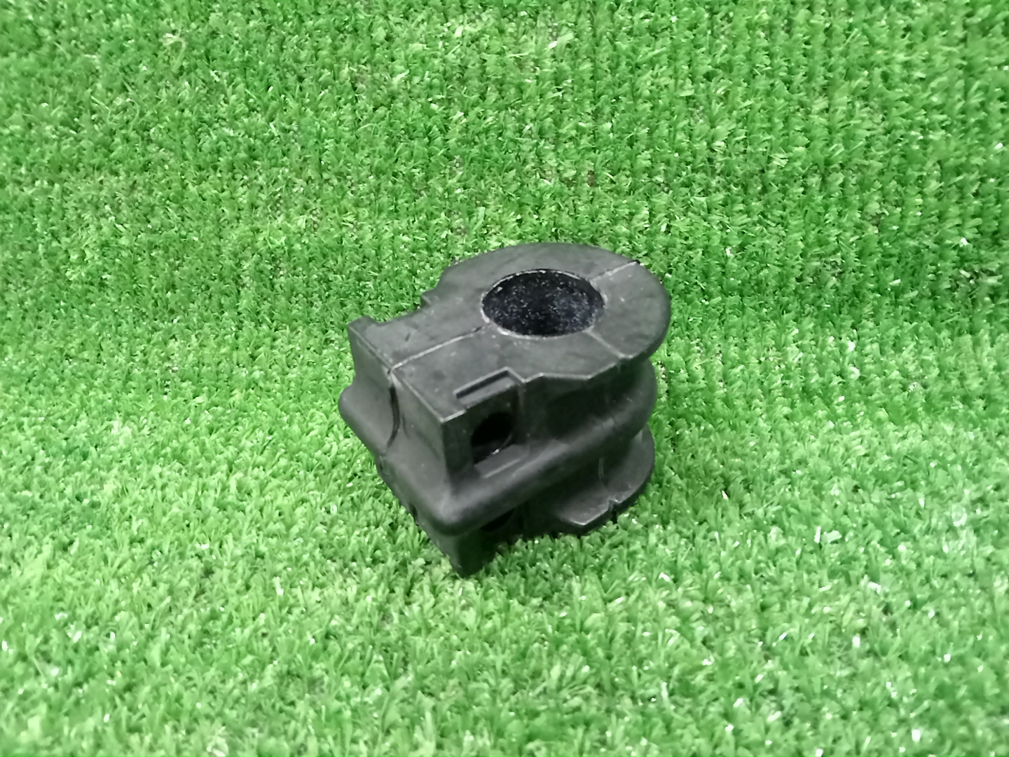 Втулка стабилизатора передняя NISSAN ELGRAND TNE52 54613-1AA0E 3 ракурс