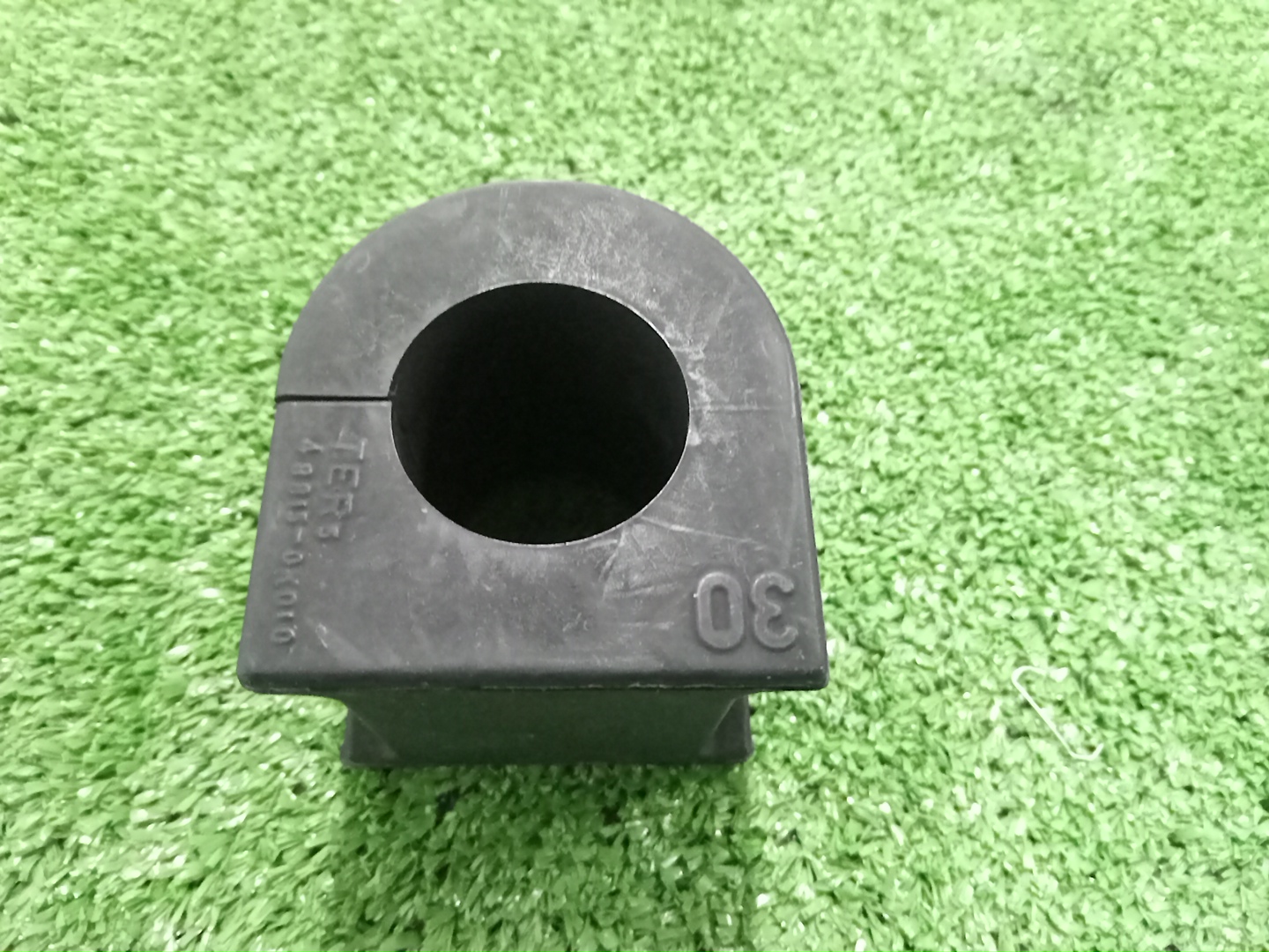 Втулка стабилизатора передняя TOYOTA HILUX KUN25 48815-0K010 3 ракурс
