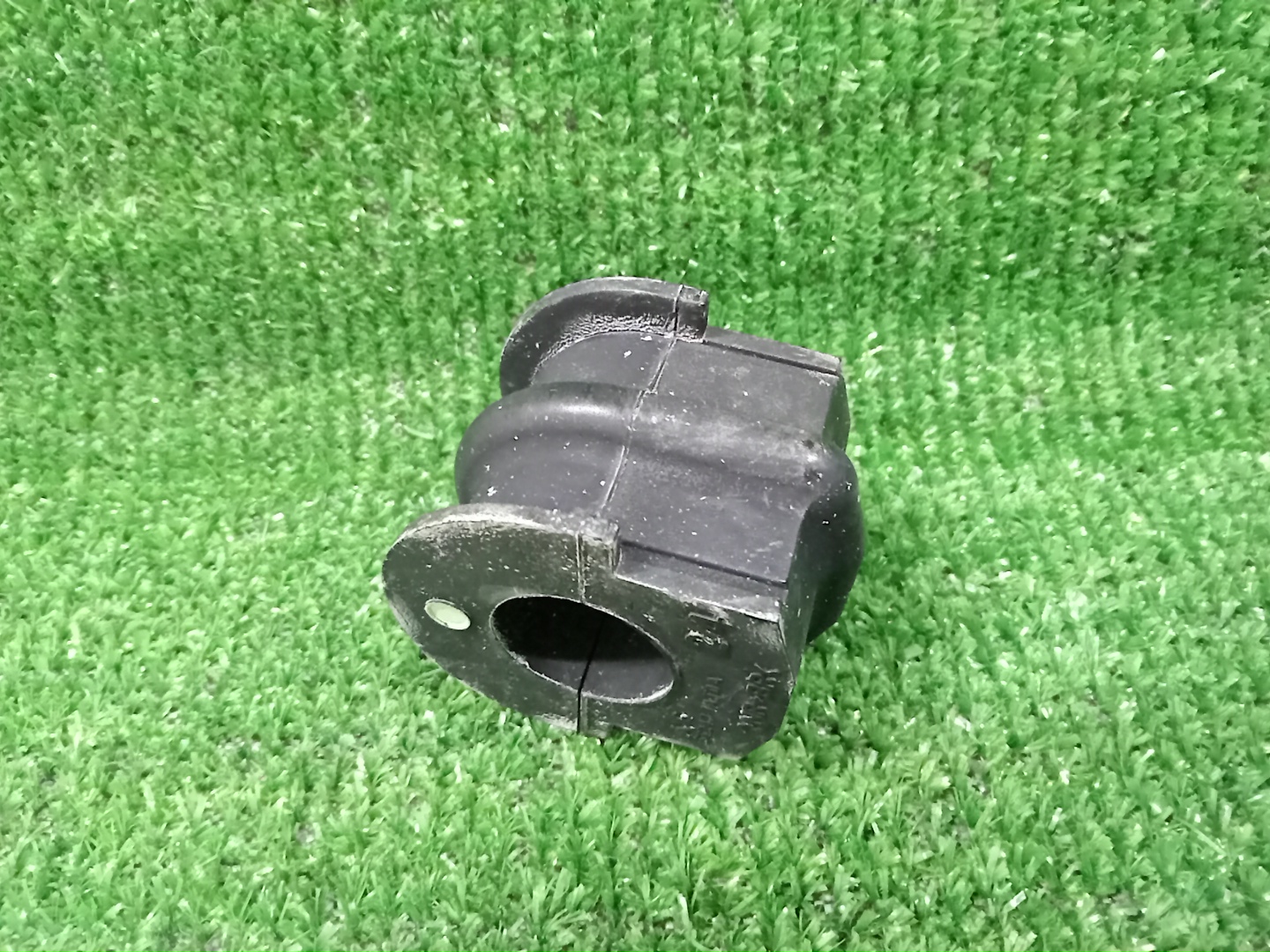 Втулка стабилизатора задняя NISSAN ELGRAND TNE52 56243-1AT0A 1 ракурс