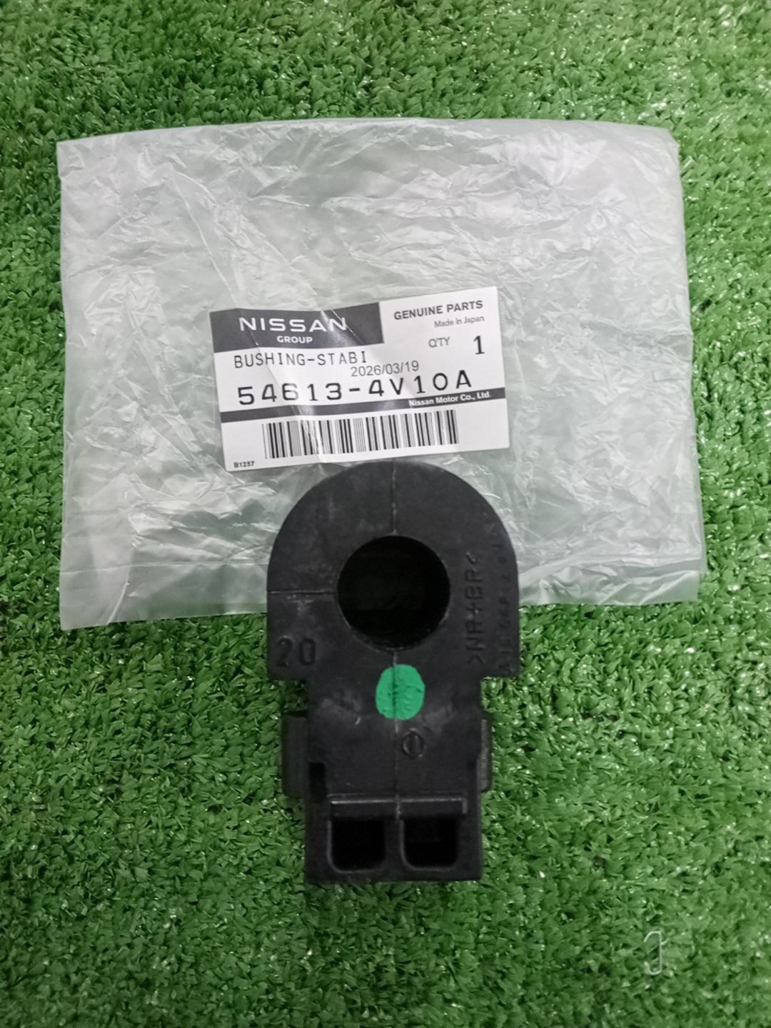 Втулка стабилизатора передняя NISSAN NV200 VM20 54613-4V10A 1 ракурс