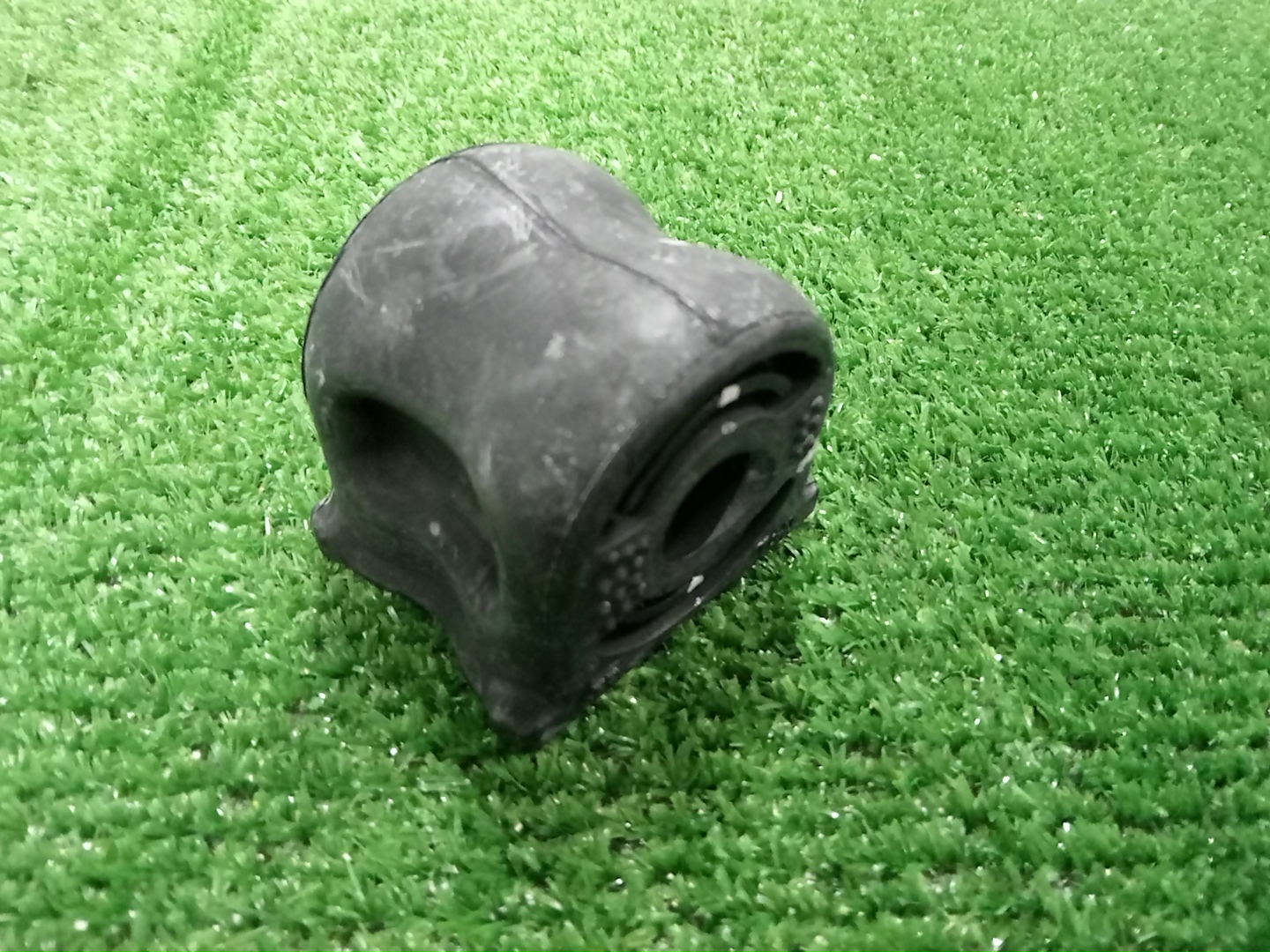 Втулка стабилизатора передняя HONDA JADE FR4 51306-T4N-H02 1 ракурс
