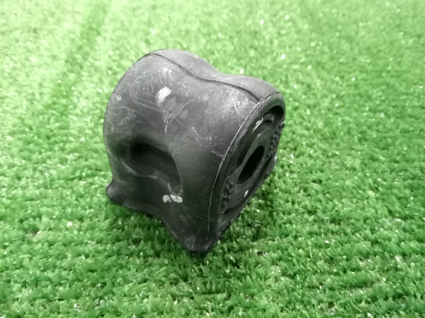 Втулка стабилизатора передняя HONDA JADE FR4 51306-T4N-H02 2 ракурс