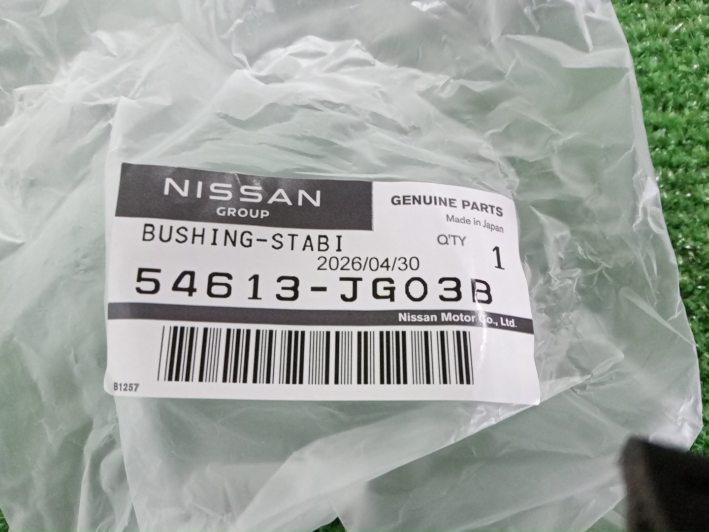 Втулка стабилизатора передняя NISSAN JUKE NF15 54613-JG03A 4 ракурс